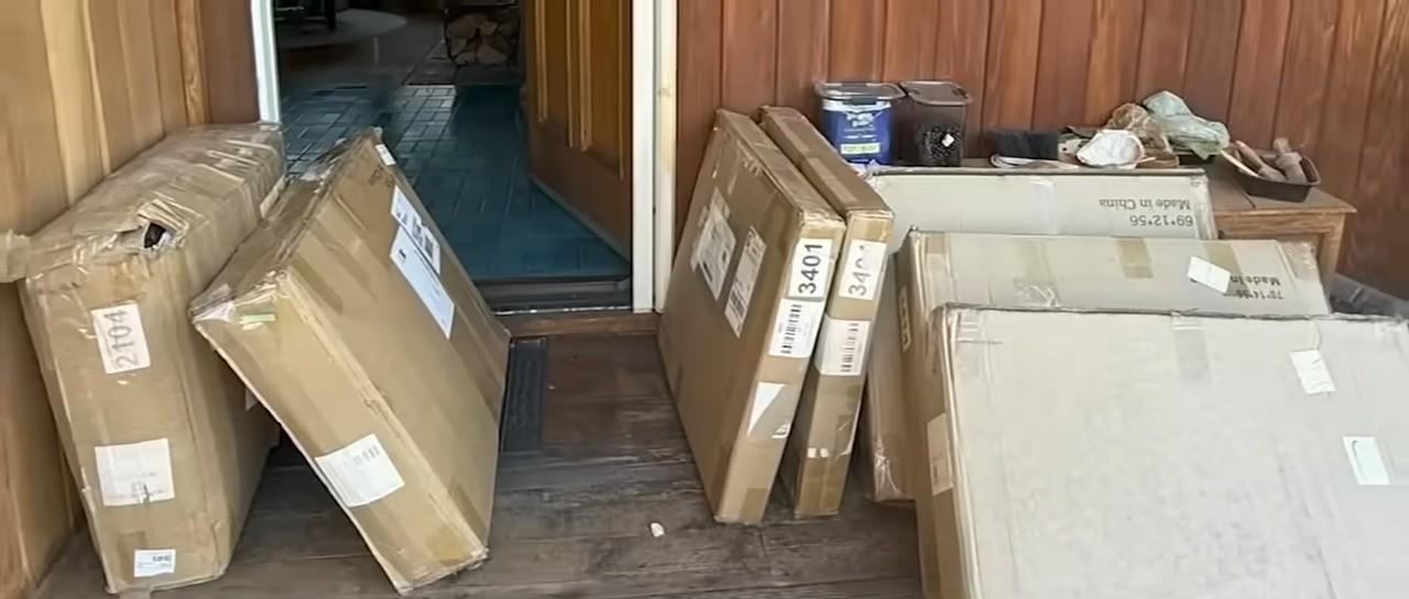 Kay的家外堆滿「劣質仿皮汽車座椅套」包裹。