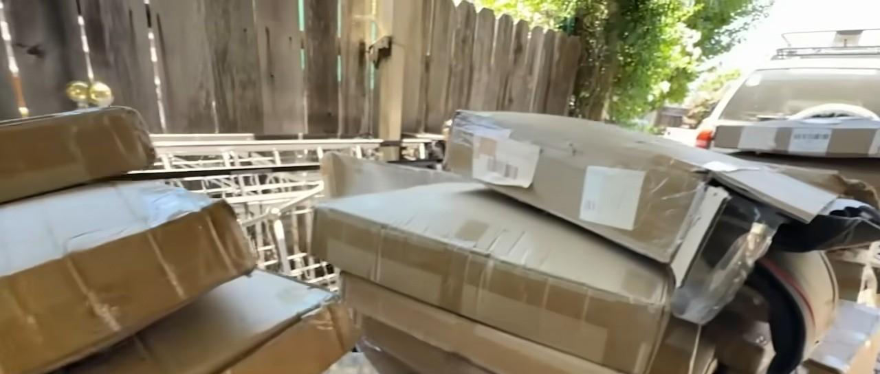 Kay的家外堆滿「劣質仿皮汽車座椅套」包裹,但只是冰山一角。