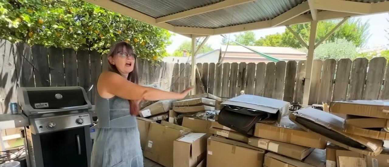 Kay連續一年不斷收到寄錯的包裹。