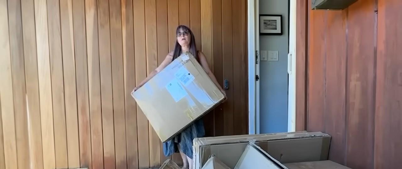 Kay拒絕了很多包裹,但仍然收到很多不屬於她的物件。