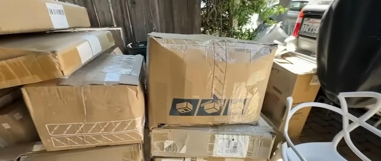 Kay的車道全堆滿高至胸口的箱子。