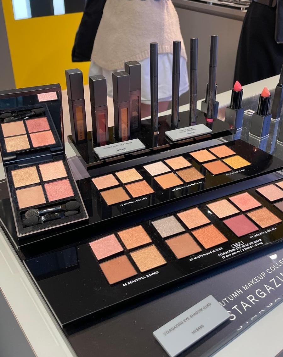 現場展示THREE多款產品。