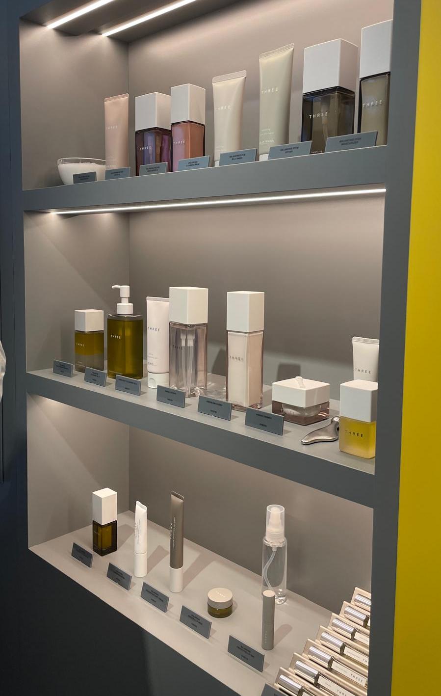 現場展示THREE多款產品。