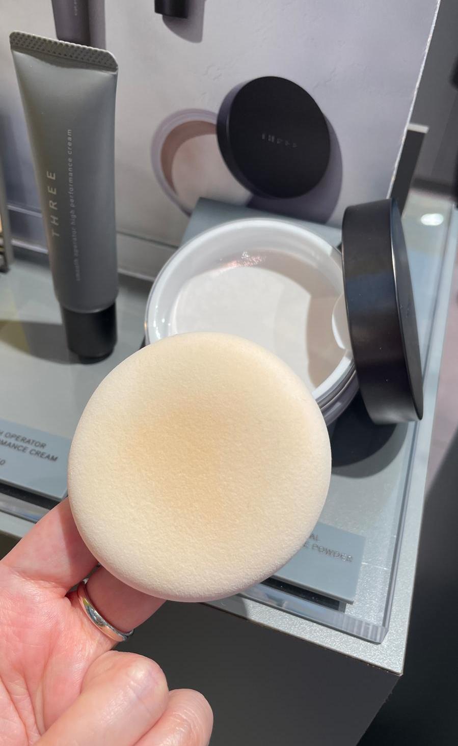 王牌的柔光極致晶透蜜粉,不單粉質輕薄,其mochi 粉撲質地亦非常軟身,令粉體輕柔地貼合並融入肌膚。