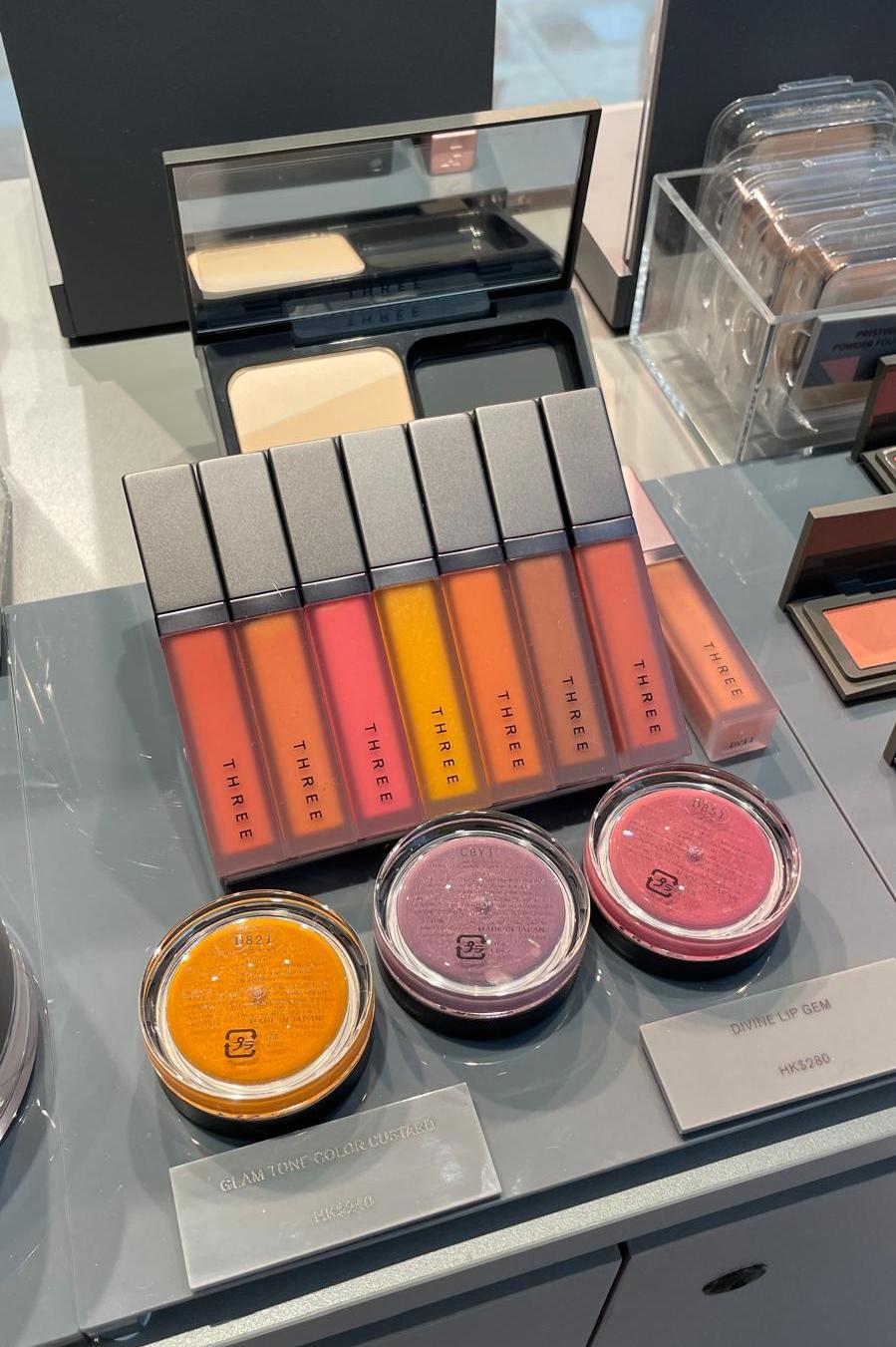 現場展示THREE多款產品。