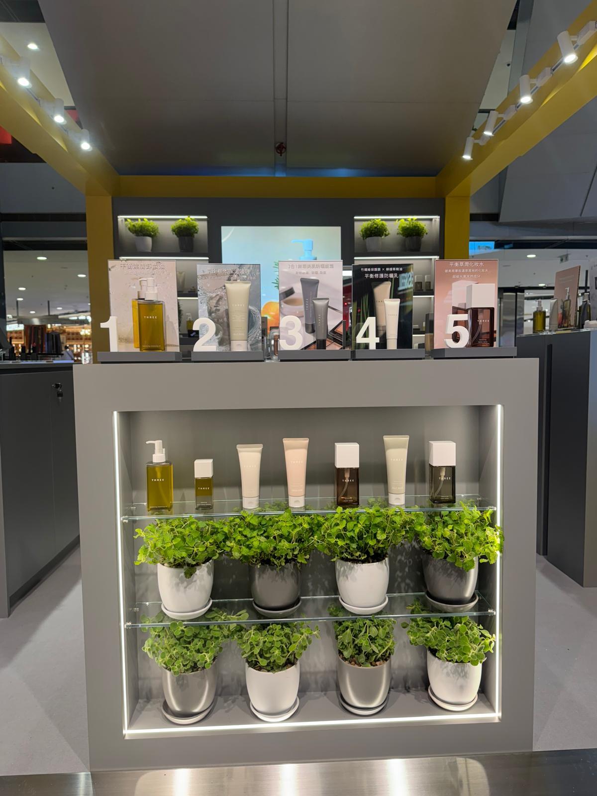 限定店展示THREE的5款熱賣產品。