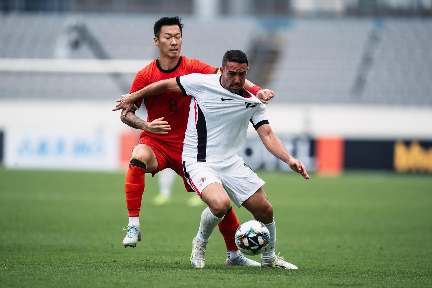 香港代表費蘭度力抗對手。(香港足總圖片)