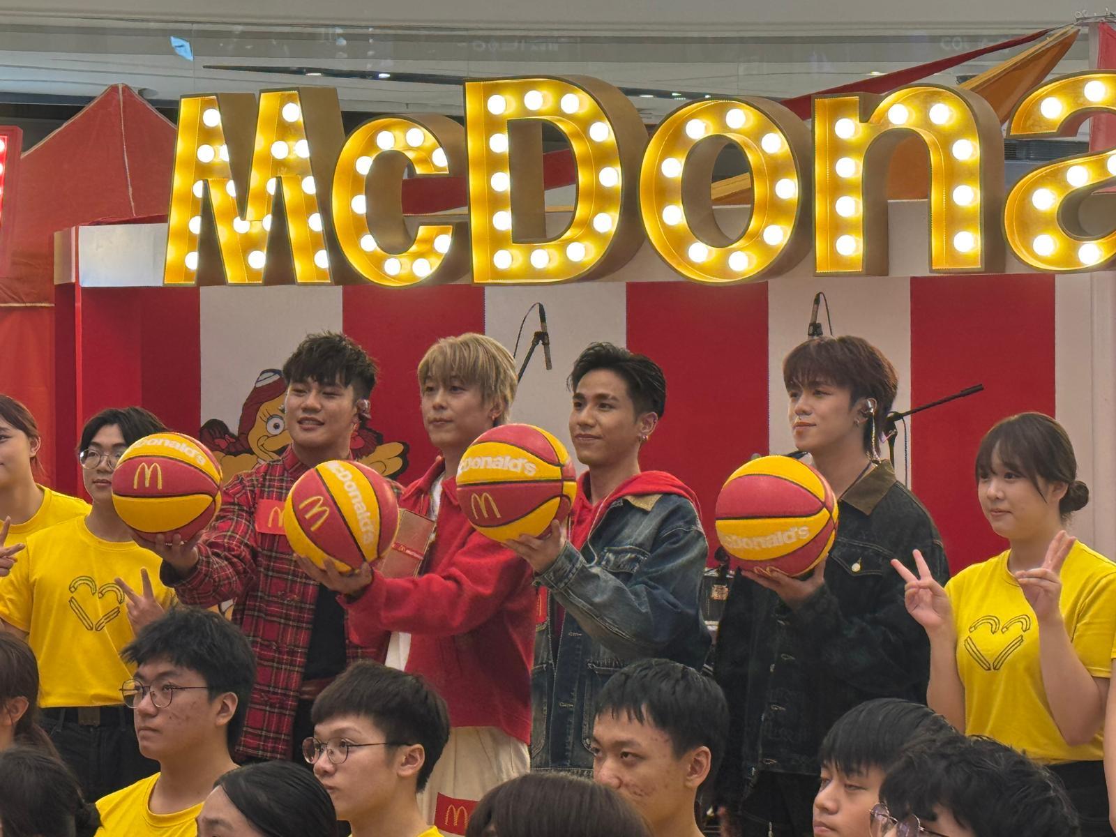 Rover成員在活動中一共獻唱了兩首歌曲,分別是知名熱門動漫《男兒當入樽》主題曲「直到世界的盡頭」(世界が終るまでは)以及Viu節目《公司逼我打籃球》主題曲「Break The Wall」。