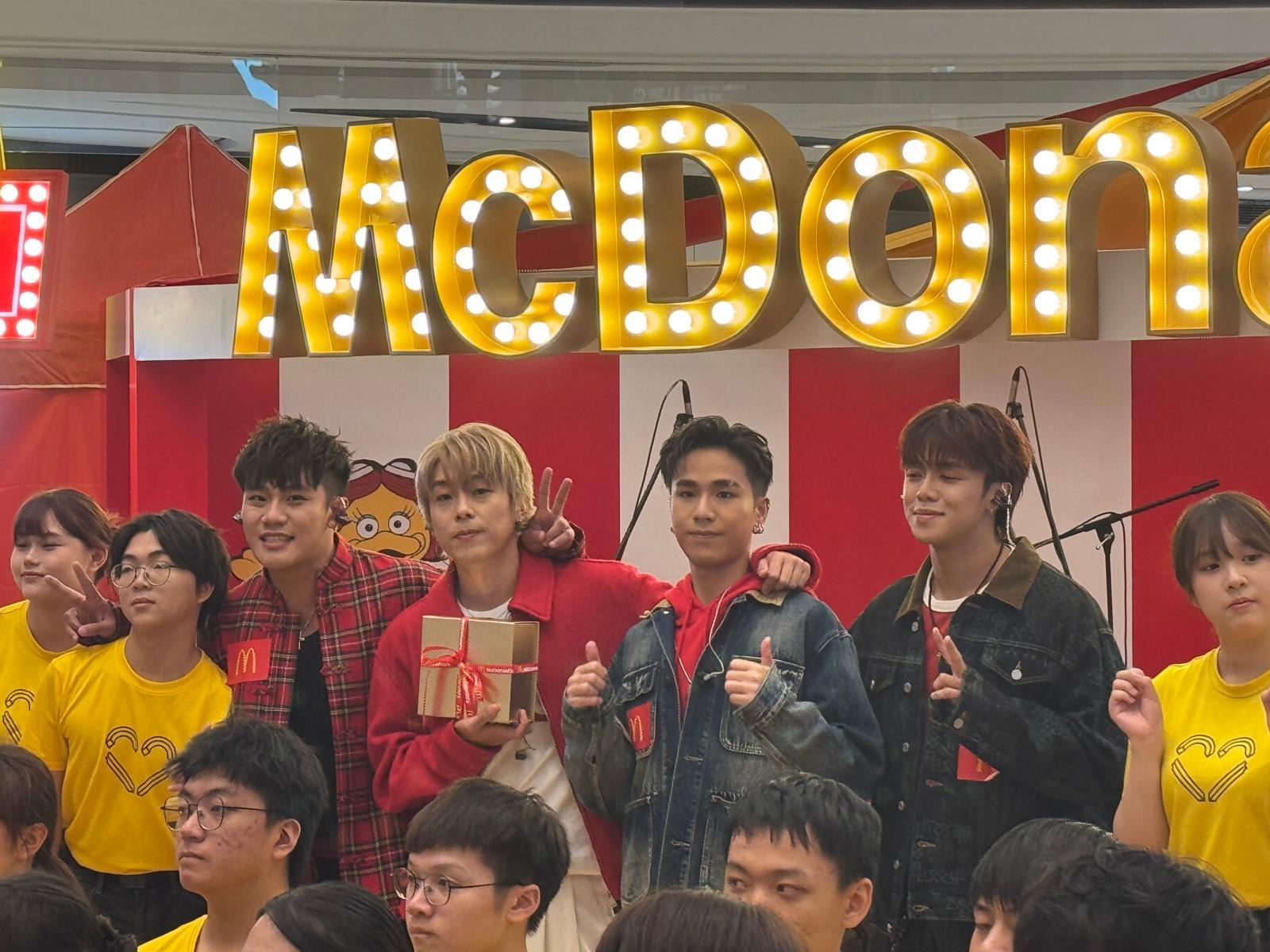 Rover成員在活動中一共獻唱了兩首歌曲,分別是知名熱門動漫《男兒當入樽》主題曲「直到世界的盡頭」(世界が終るまでは)以及Viu節目《公司逼我打籃球》主題曲「Break The Wall」。