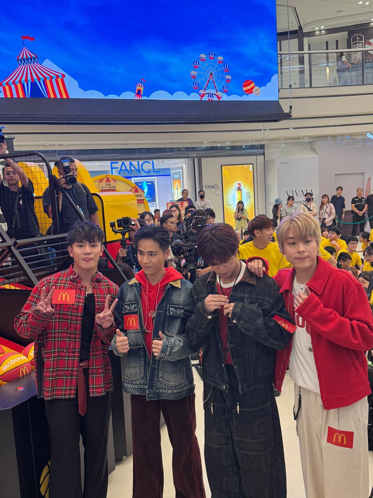 Rover四人更在分享結束後與考生們組隊進行籃球對決,賽後更為他們送上親筆簽名的椰子及麥當勞叔叔公仔。