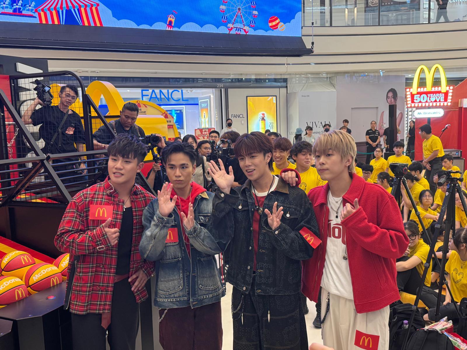 Rover四人更在分享結束後與考生們組隊進行籃球對決,賽後更為他們送上親筆簽名的椰子及麥當勞叔叔公仔。