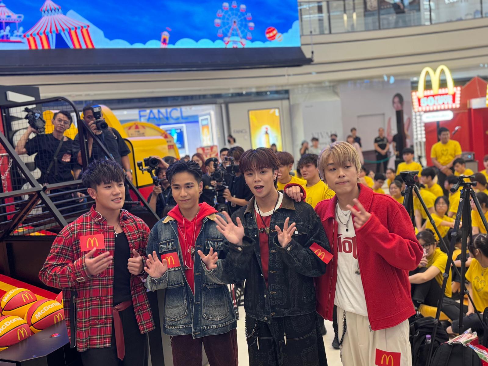 Rover四人更在分享結束後與考生們組隊進行籃球對決,賽後更為他們送上親筆簽名的椰子及麥當勞叔叔公仔。