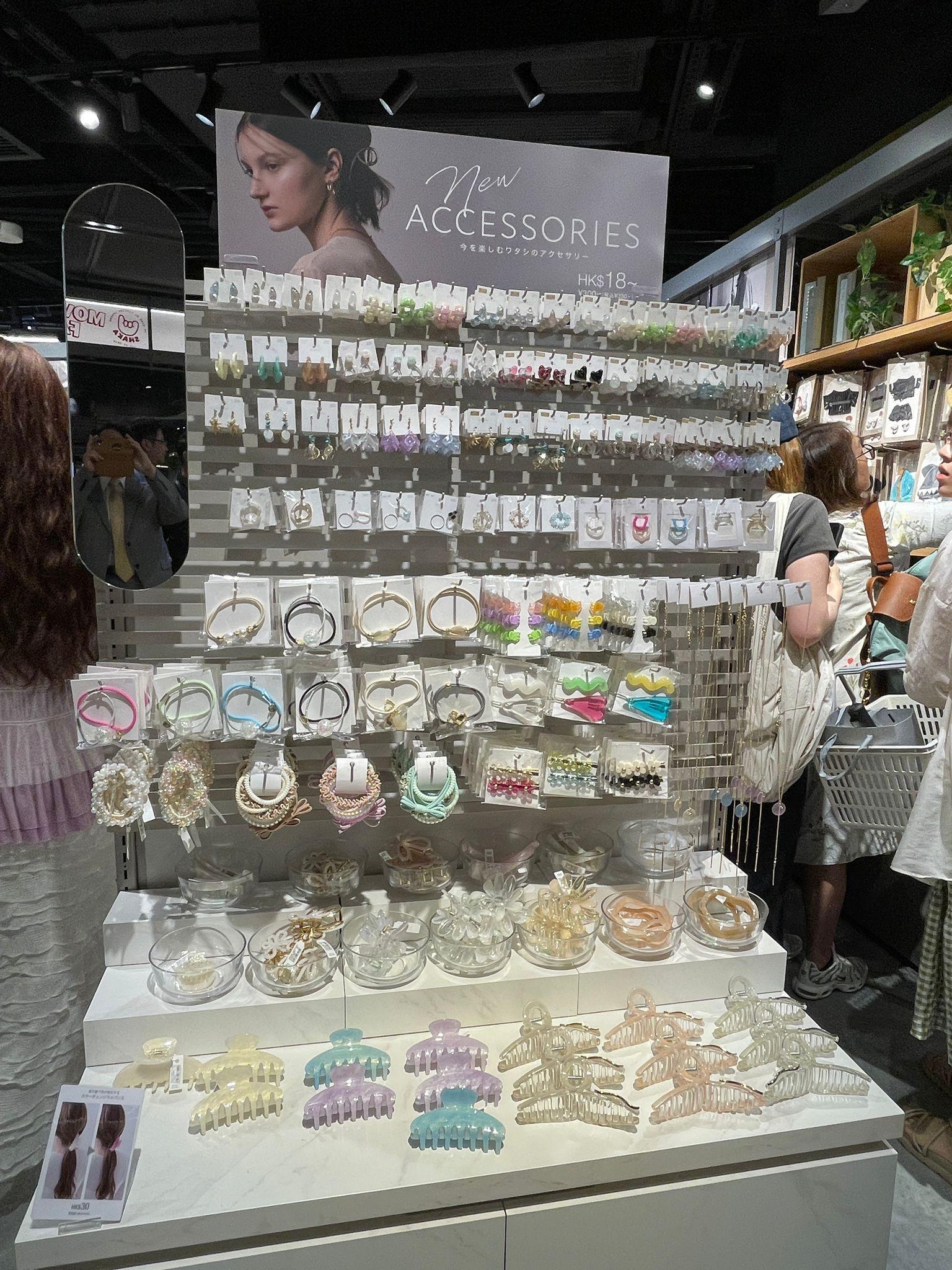 現場有多款耳環及髮飾。