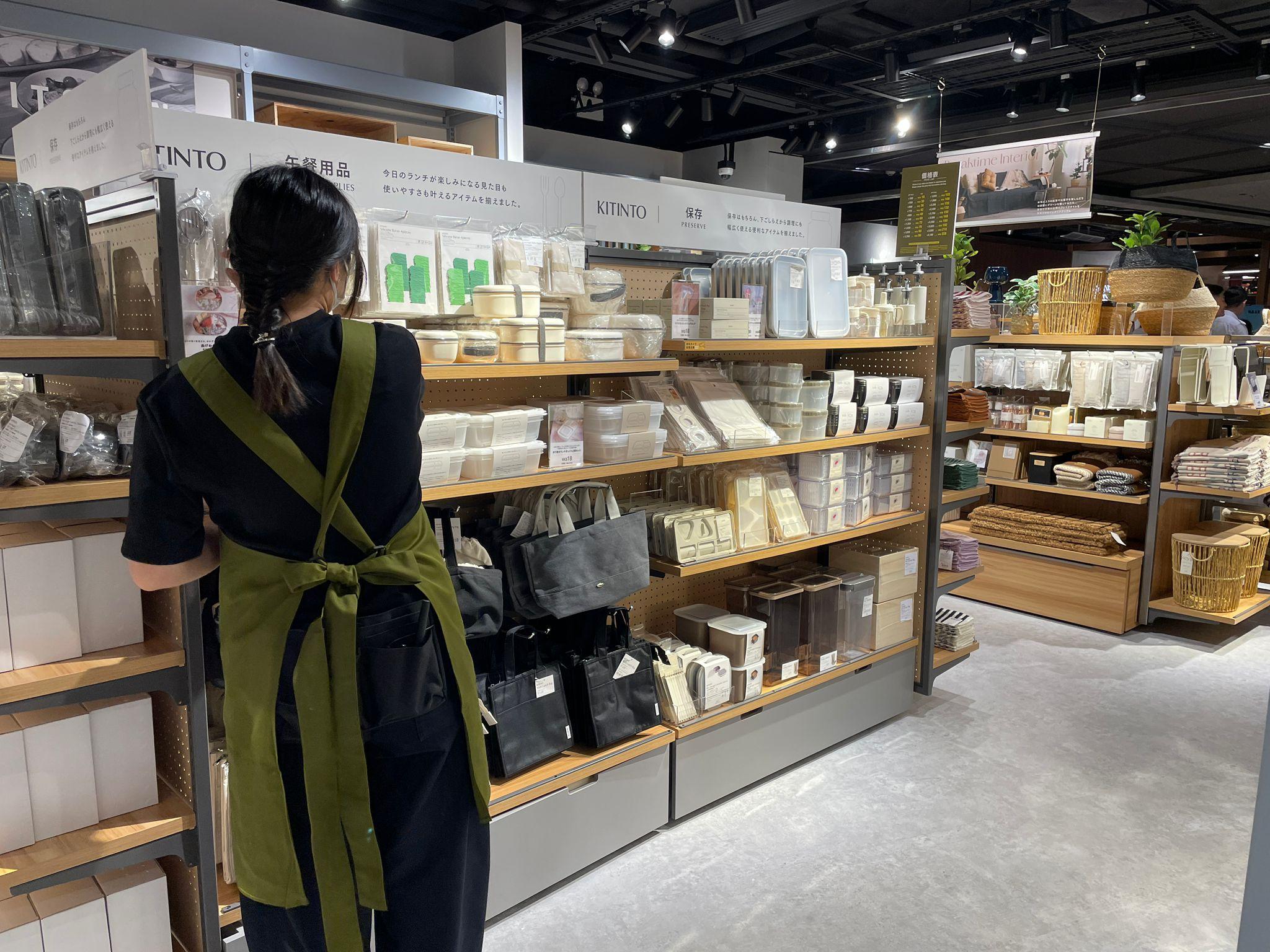 3COINS希慎廣場旗艦店分為七大主題區,包括家居、季節用品、廚房、收納、洗衣、雨具、戶外用品。