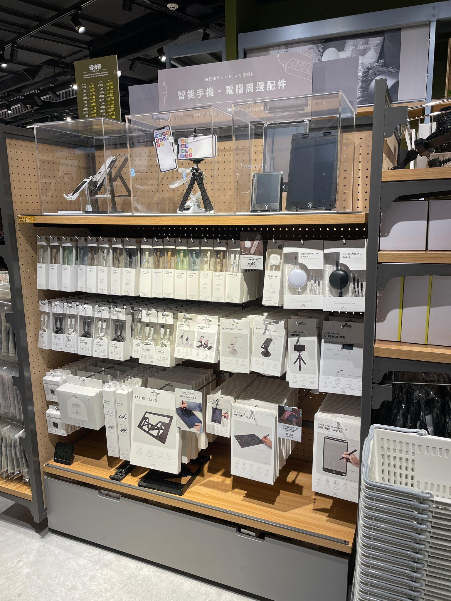 3COINS希慎廣場旗艦店分為七大主題區,包括家居、季節用品、廚房、收納、洗衣、雨具、戶外用品。