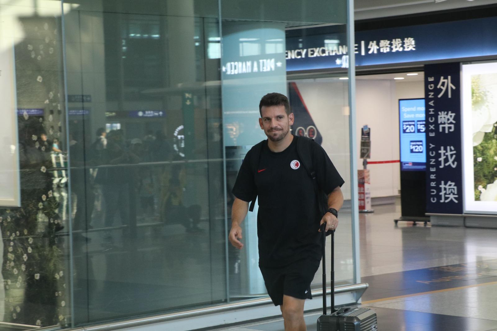 史堤芬彭利拿步出機場。