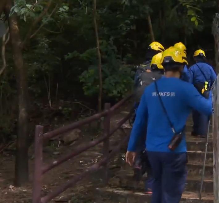 18歲少女郭靄筠失蹤,救援隊上山搜救。(有線新聞電視截圖)