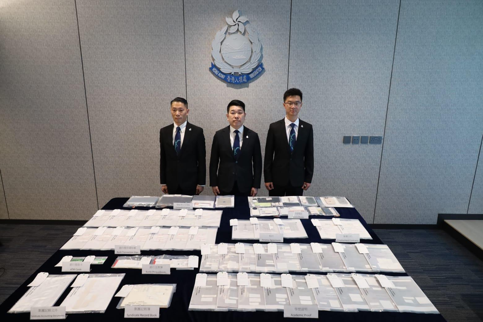內地居民以虛假文書騙取高才通,入境處拘18人包括集團主腦。(鍾式明攝)