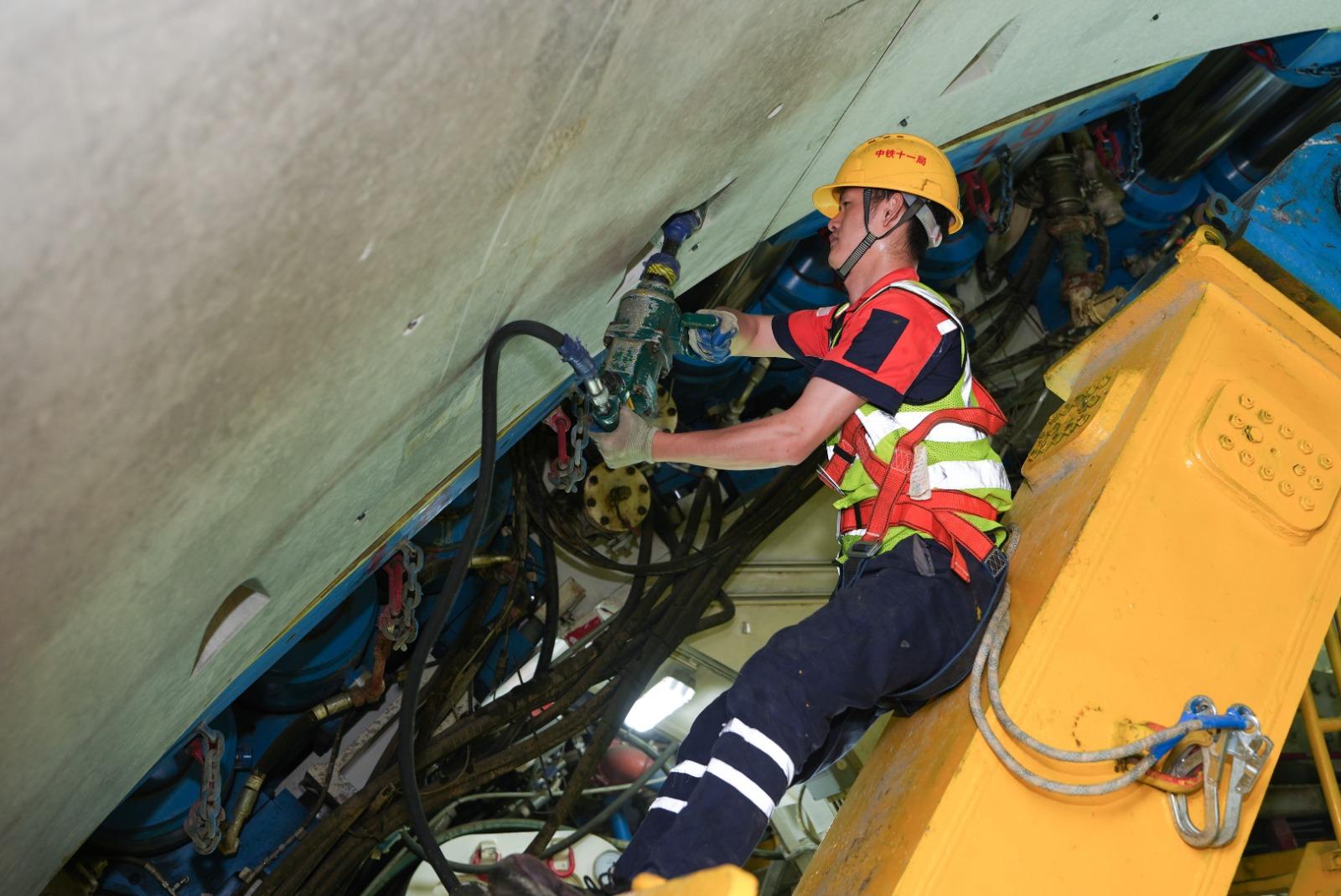 6月5日在甬舟鐵路金塘海底隧道舟山側海平面下約60米深處,「定海號」盾構機掘進里程突破3135米。(新華社)