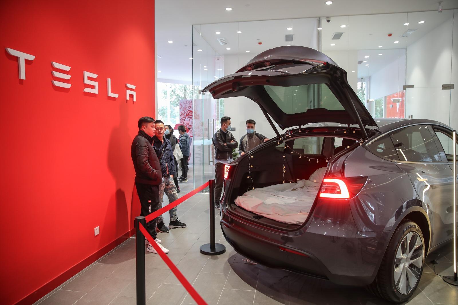 Tesla創十年最大銷量下滑 馬斯克警告:未來數季面將臨艱難局面