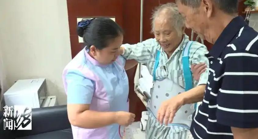 醫療團隊為吳婆婆實施腰椎減壓植骨融合內固定術。(圖/翻攝新聞坊)