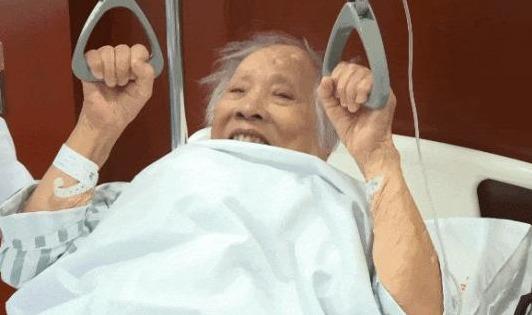 術後第六天,吳婆婆已能在醫生指導下戴上定制護具下床站立,並進行小步行走。