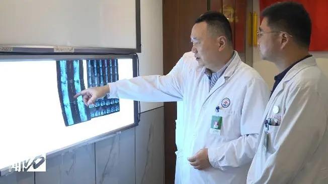 上海長征醫院骨科副教授梁磊指出,百歲老人進行手術,對心、腦、肺、肝、腎功能都有特別高的要求,只要有一項指標不達標,老人就無法耐受全身麻醉手術。