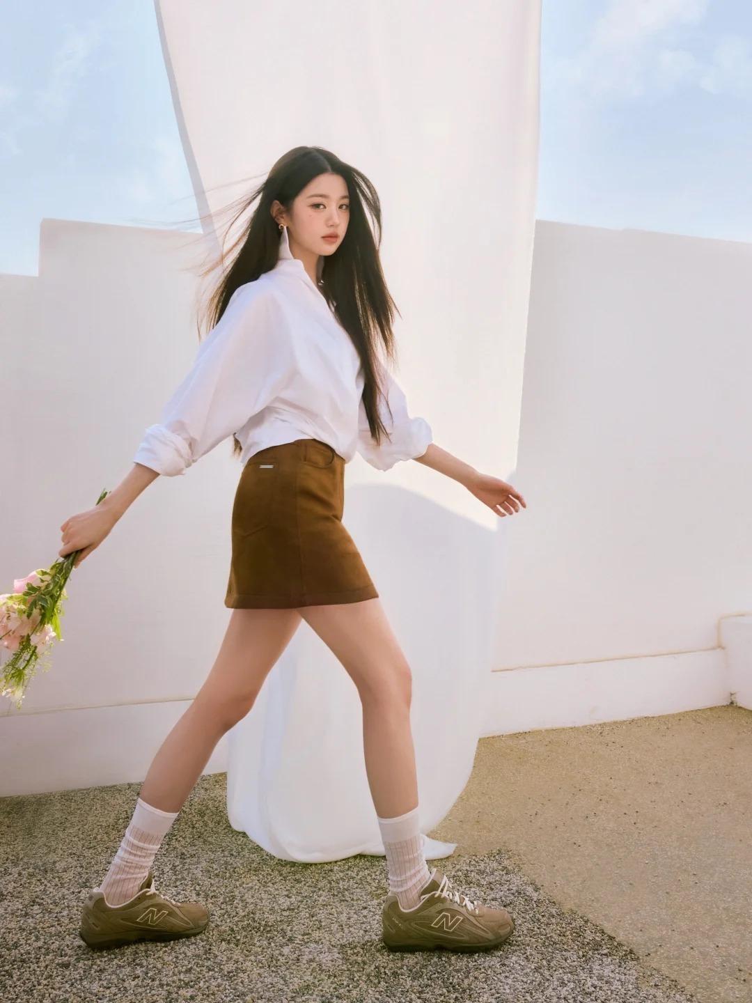 IVE的張員瑛示範New Balance 204L鞋款。