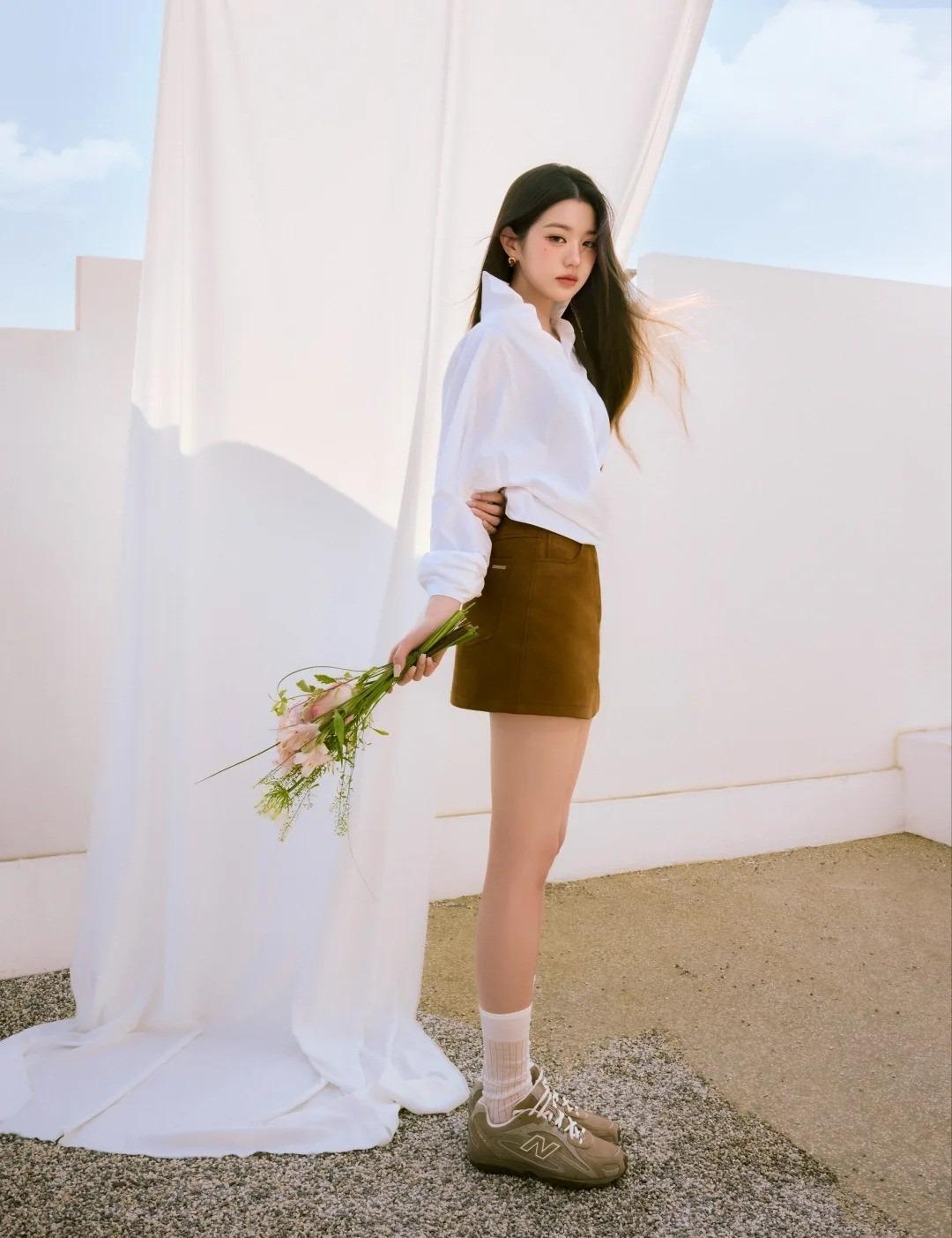 IVE的張員瑛示範New Balance 204L鞋款。