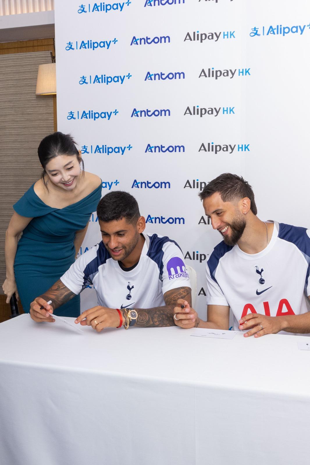 熱刺見面會,羅美路及賓坦古亞有講有笑。