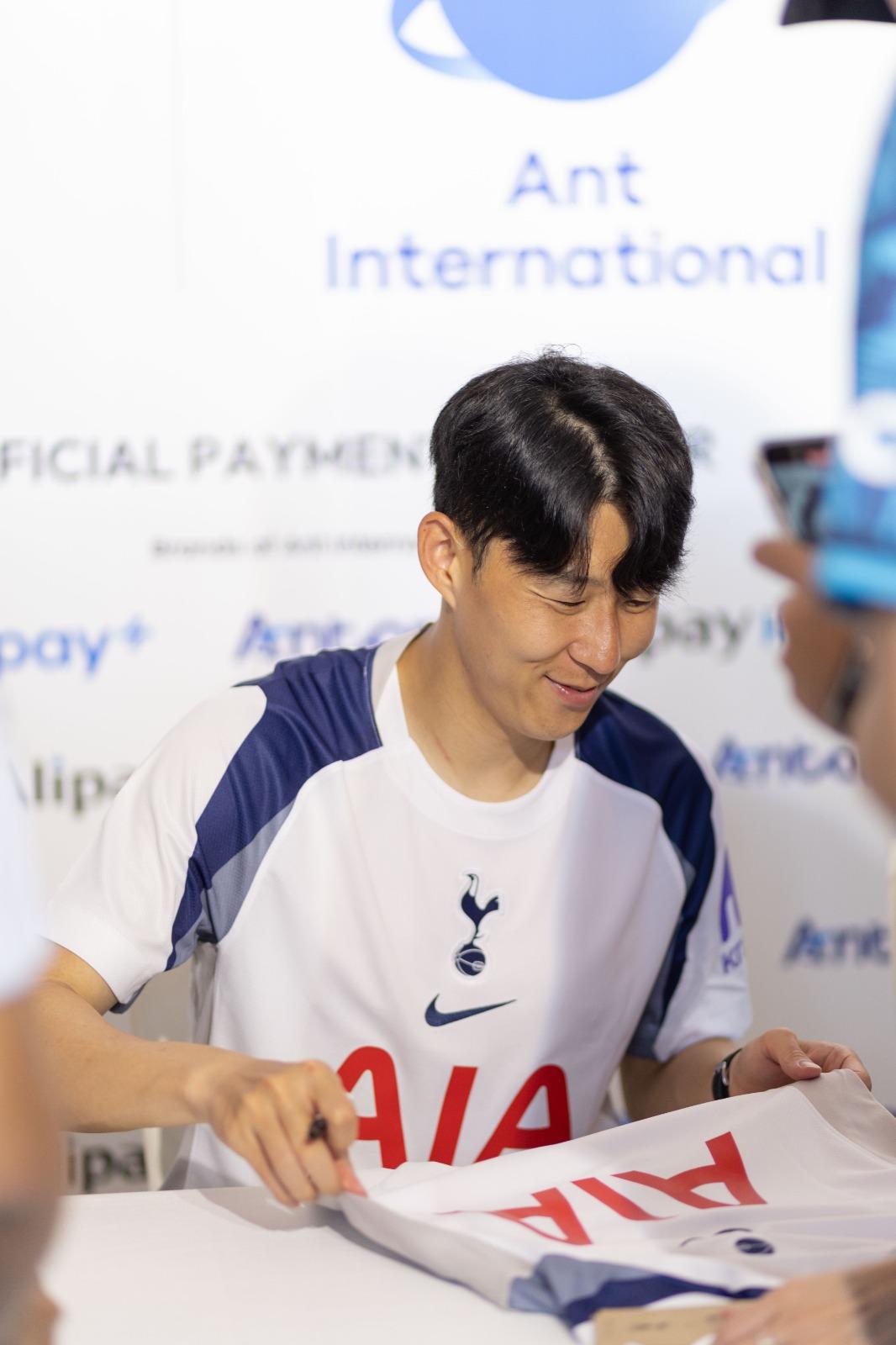 熱刺見面會,孫興民耐心與球迷簽名及合照,心情不錯。