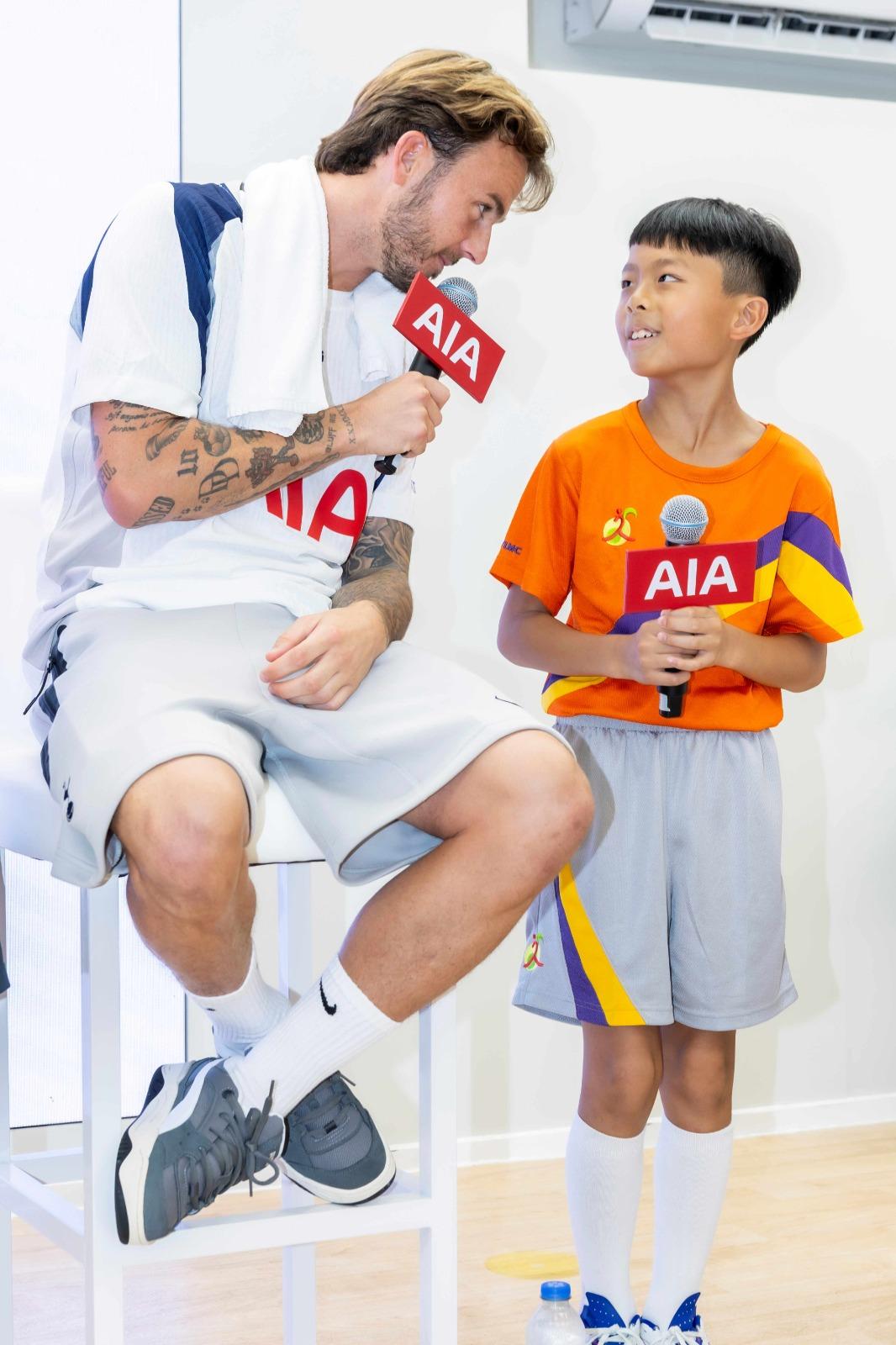 熱刺訪香港,麥迪臣與小朋友互動。