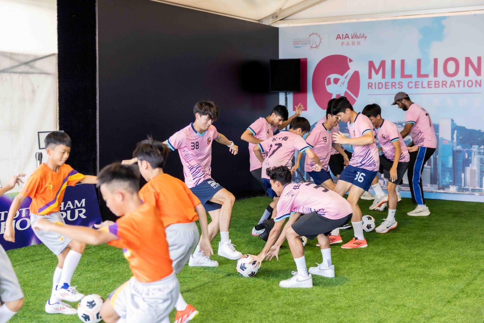 熱刺訪香港,學生獲熱刺全球足球發現團隊親自指導,化 身熱刺小球員,體驗英超足球訓練。