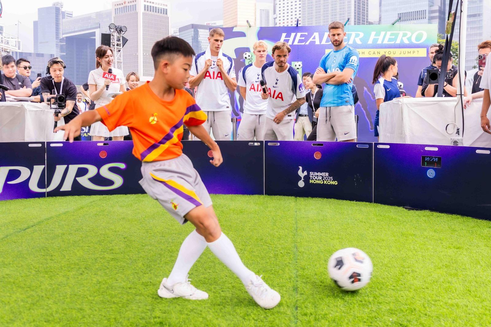 熱刺訪香港,「AIA 友邦好生活節」中,熱刺球星親自向學生傳授球技。