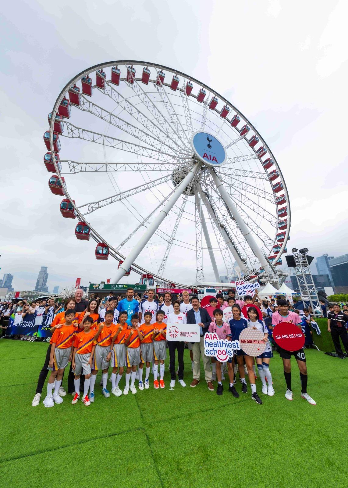 熱刺球星現身「AIA 友邦好生活節 2025::熱 刺球星社區活動」,與社區成員一齊實踐「健 康長久好生活」。