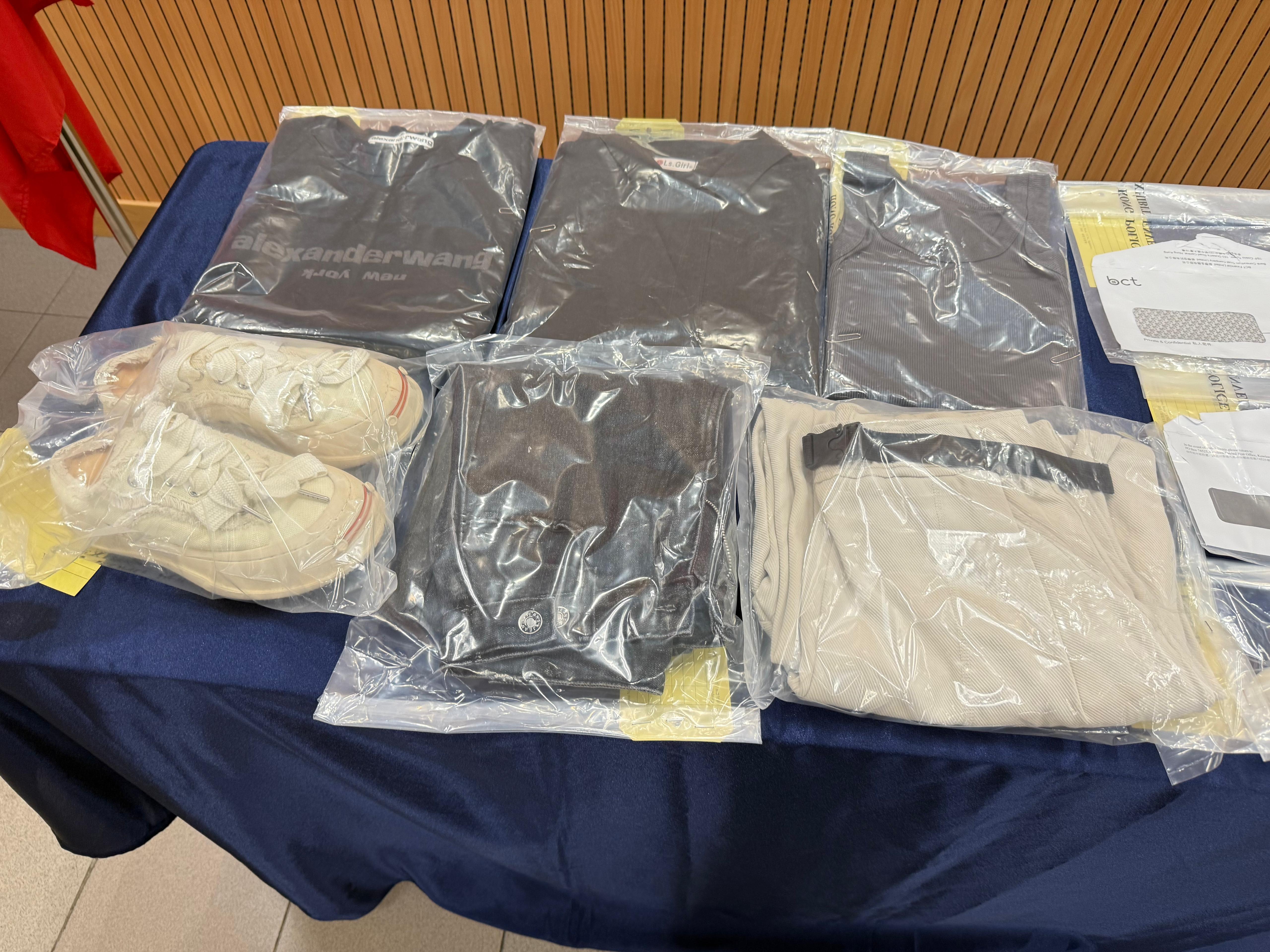 警方檢獲一批證物。