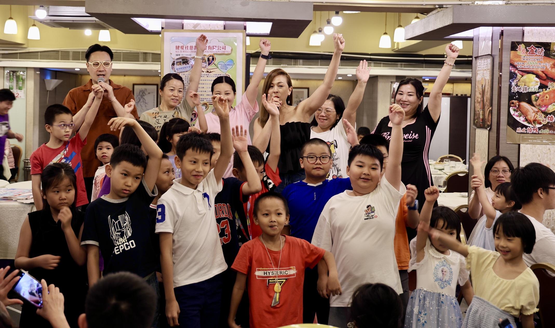 《美麗40路》星級健身教練Connie,同大家做運動keep fit。