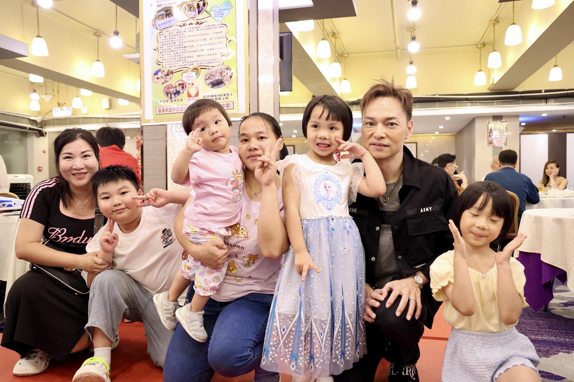 小朋友話要同方俊哥哥影相,原來小朋友也懂得發放愛心。