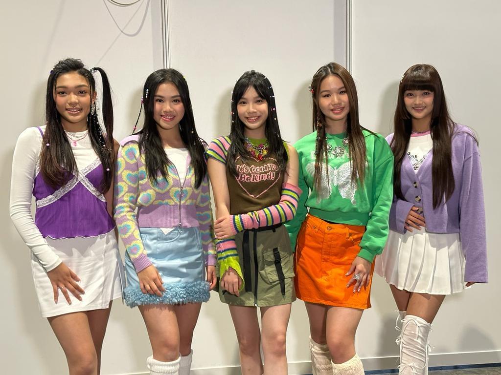 劉芷君被TVB簽下後,XiX還位5位成員。