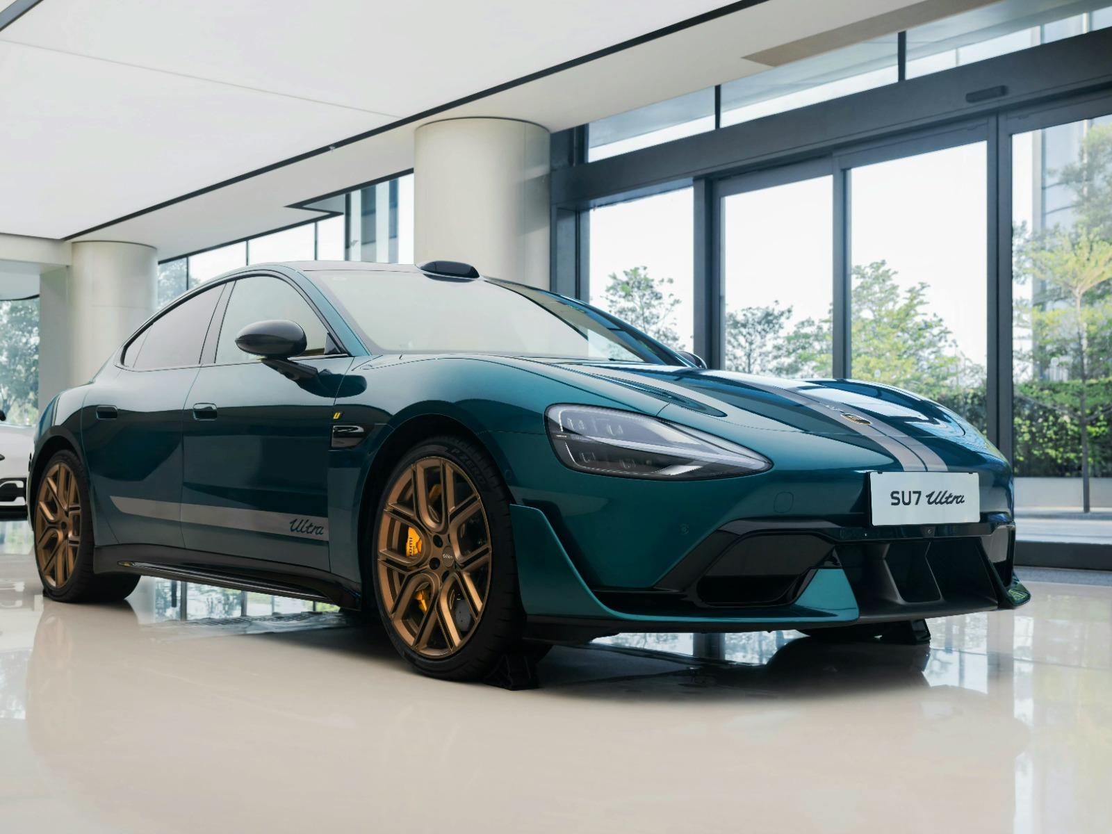 小米之家深圳南山小米深圳大樓汽車旗艦店。(雷軍微博)