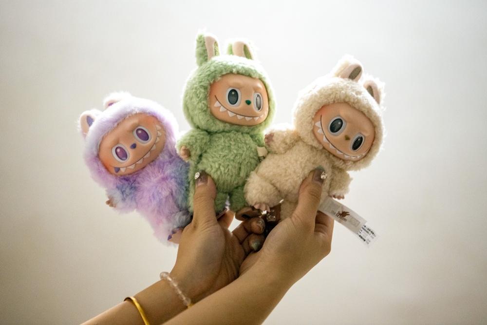 泡泡瑪特旗下「Labubu」系列在全球爆紅,但盜版公仔「Lafufu」亦大量湧現。(新華社)