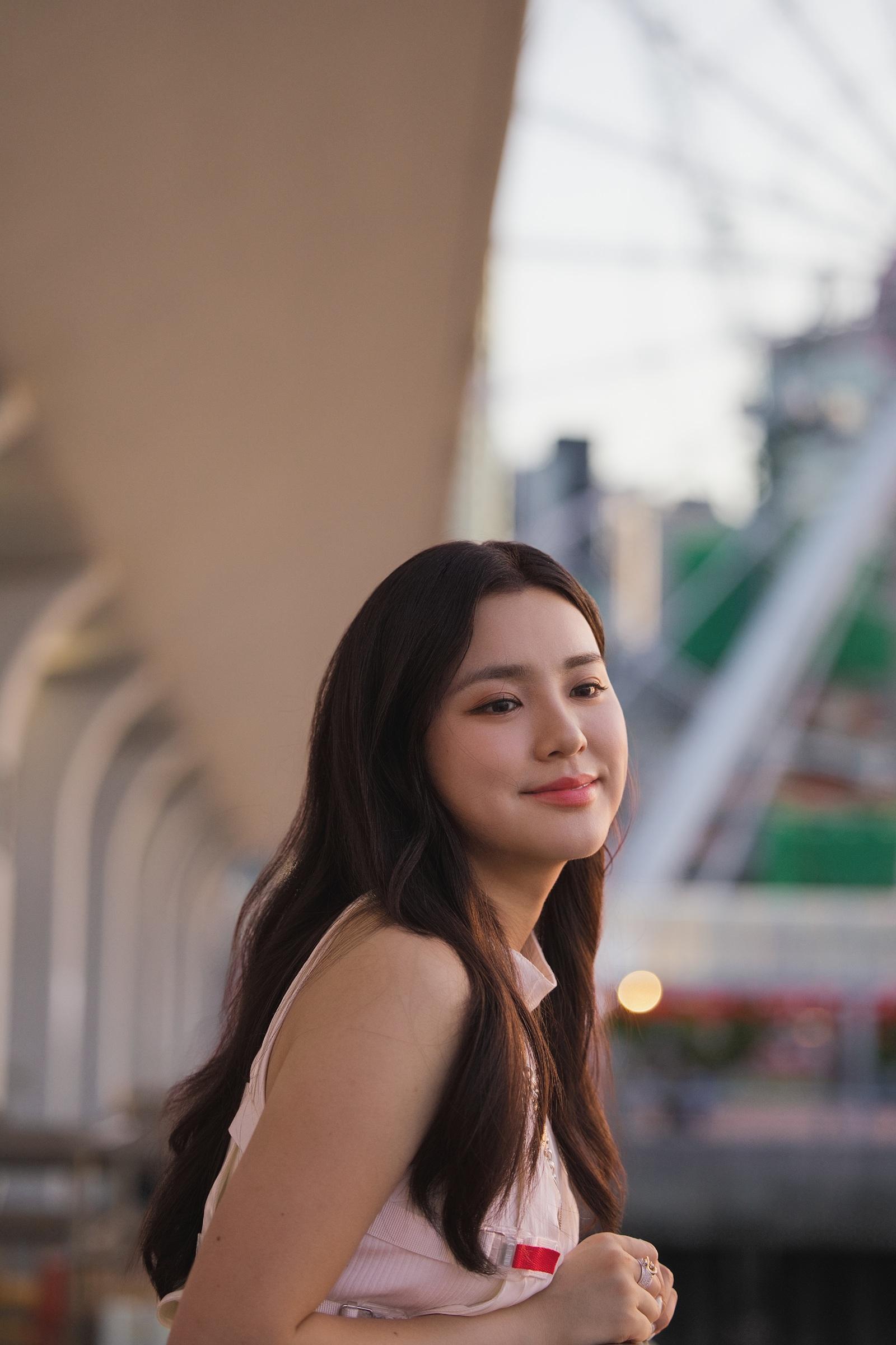 Chantel姚焯菲在34度高溫下,為新歌《KMC》拍MV,轉變6個造型。