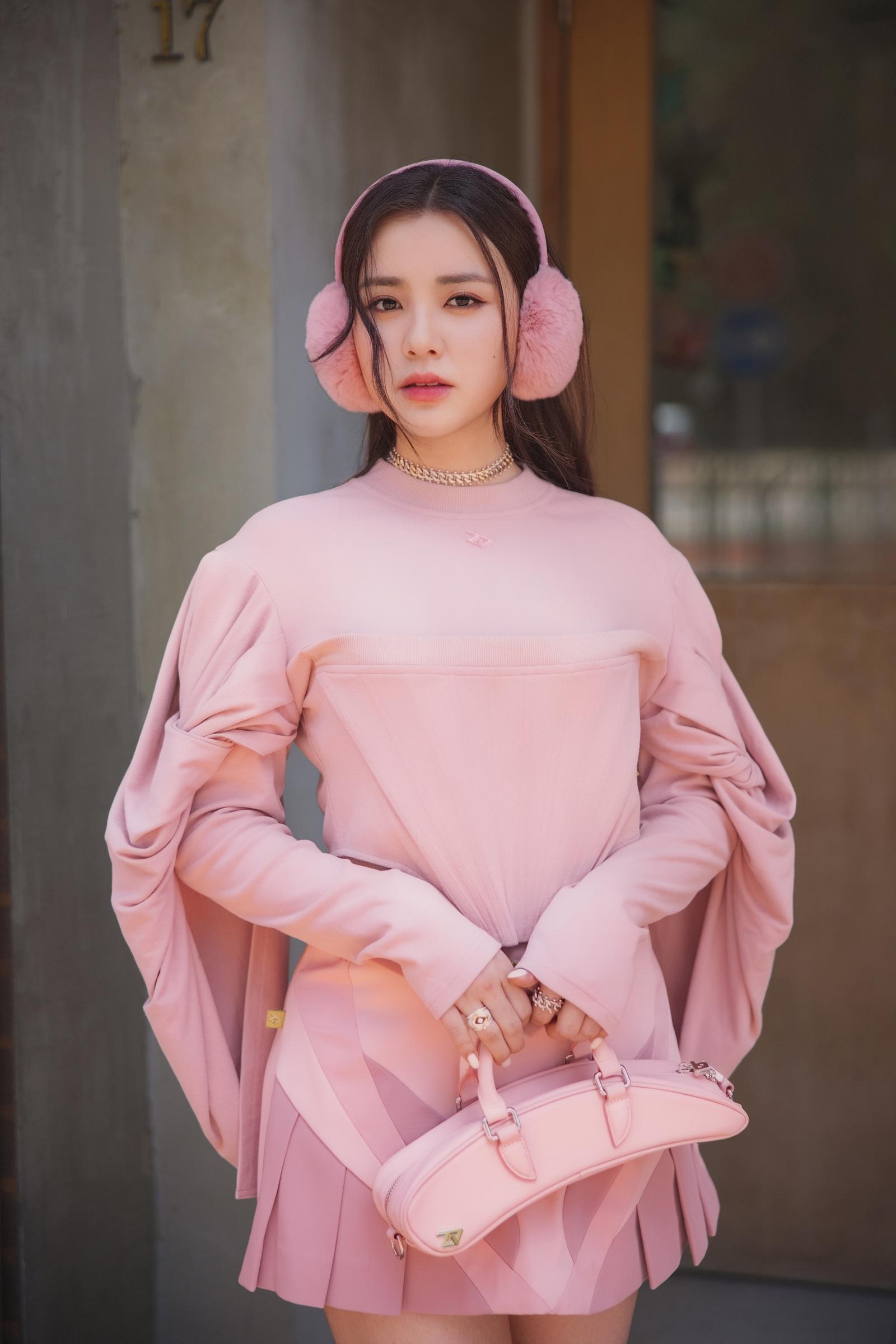 Chantel姚焯菲在新歌《KMC》MV化身AI女友。