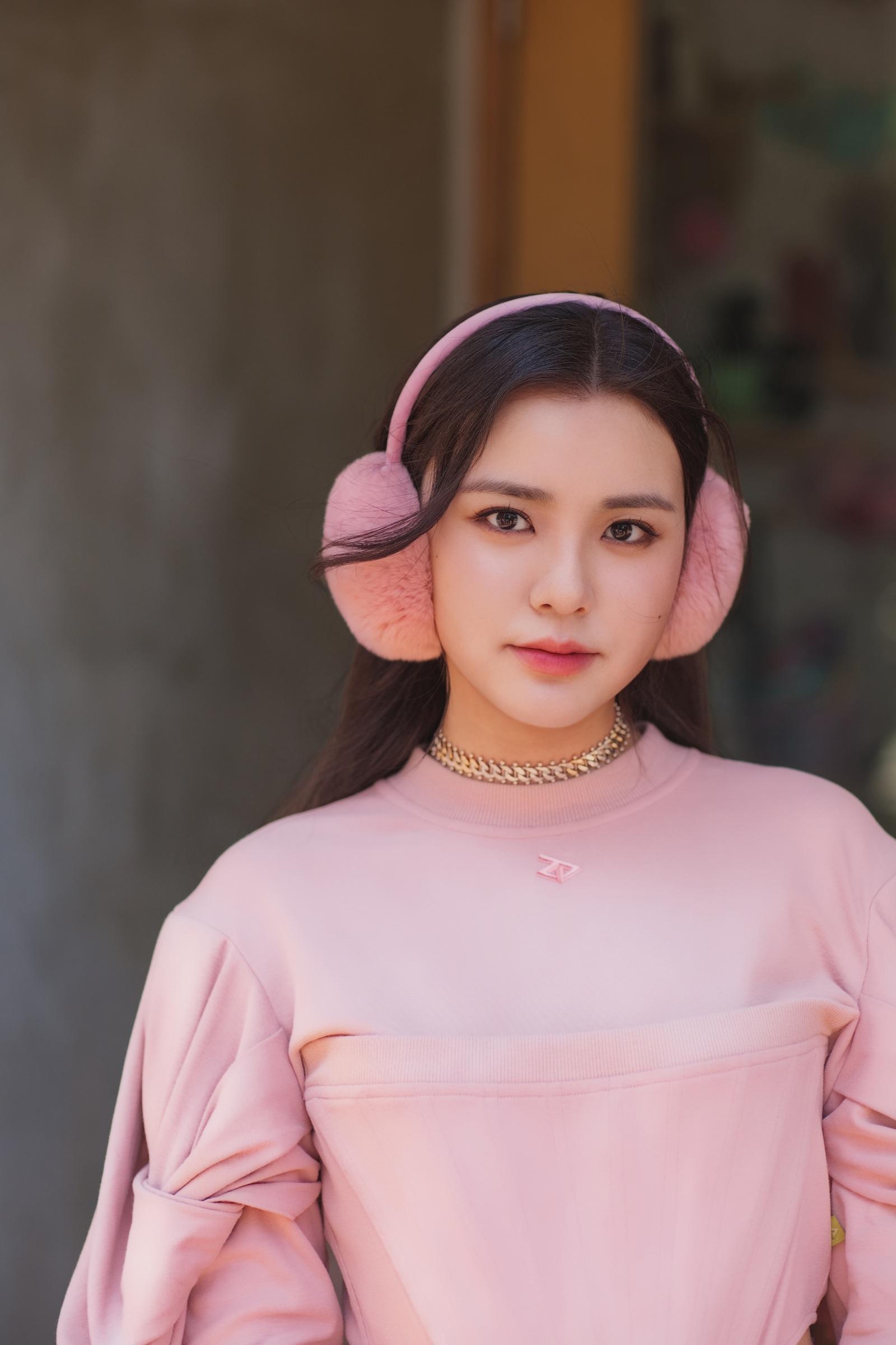 Chantel姚焯菲在新歌《KMC》MV化身AI女友。