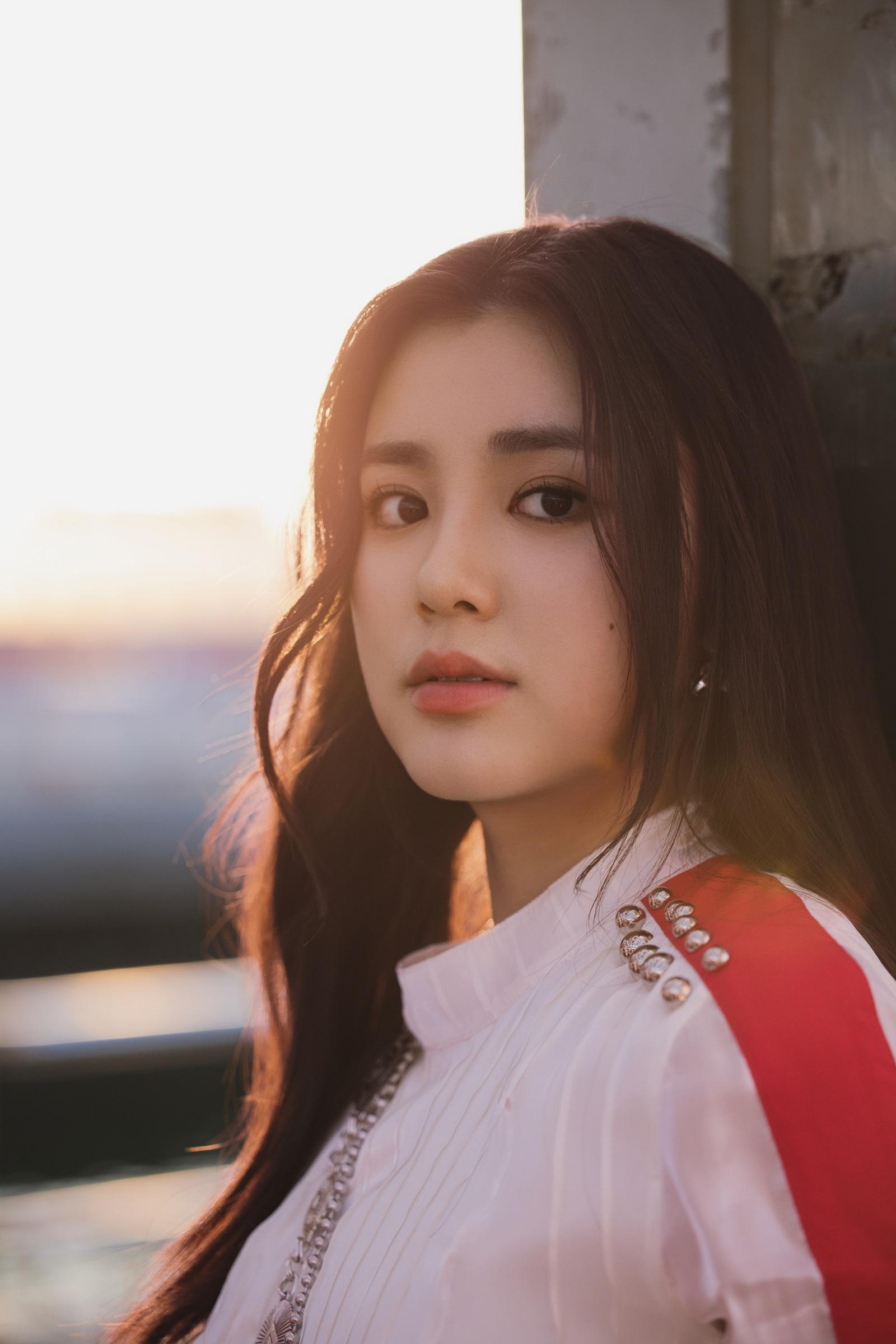 Chantel姚焯菲在新歌《KMC》MV化身AI女友。