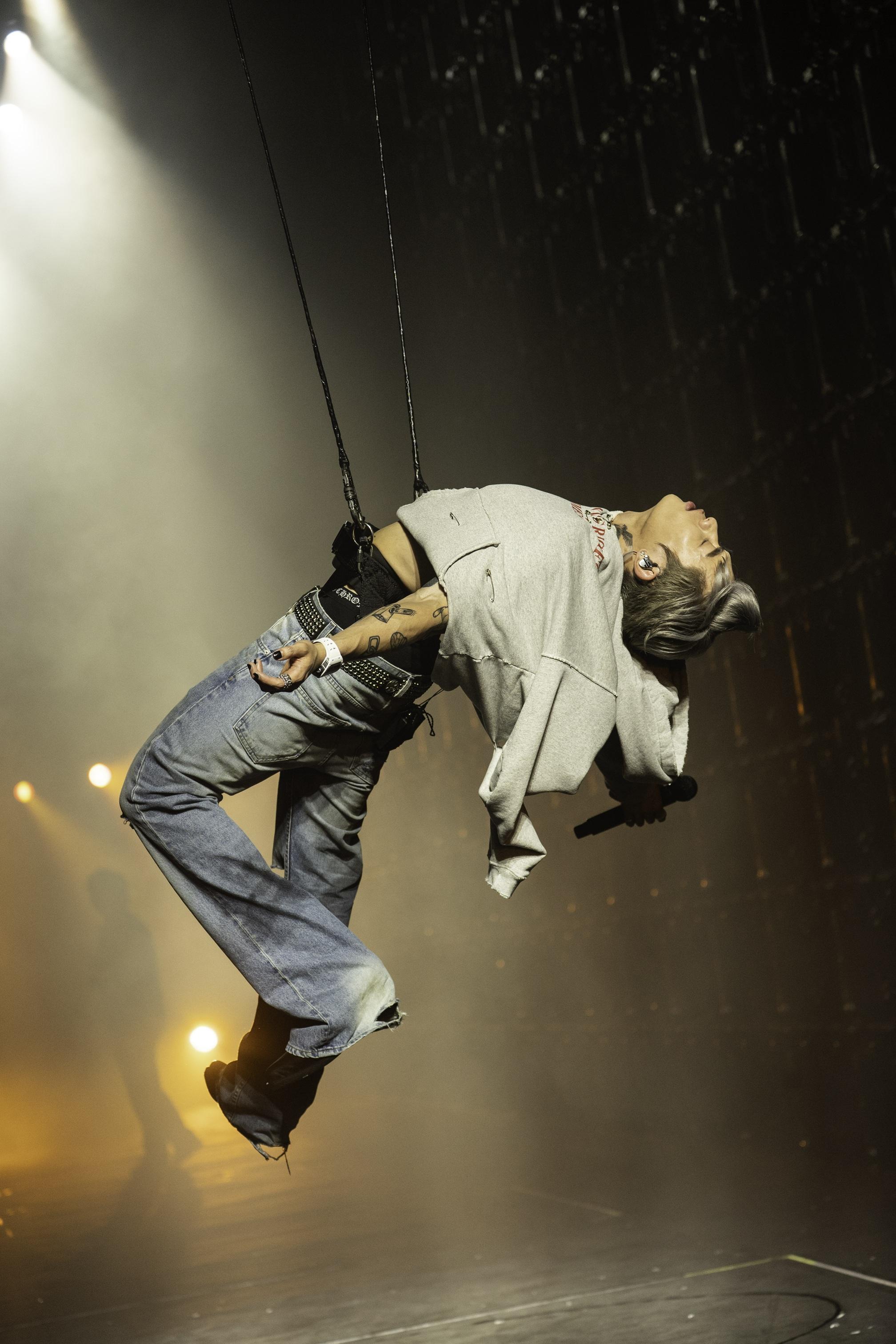 Tyson Yoshi吊上半空獻唱《 LosE tO yOu》。