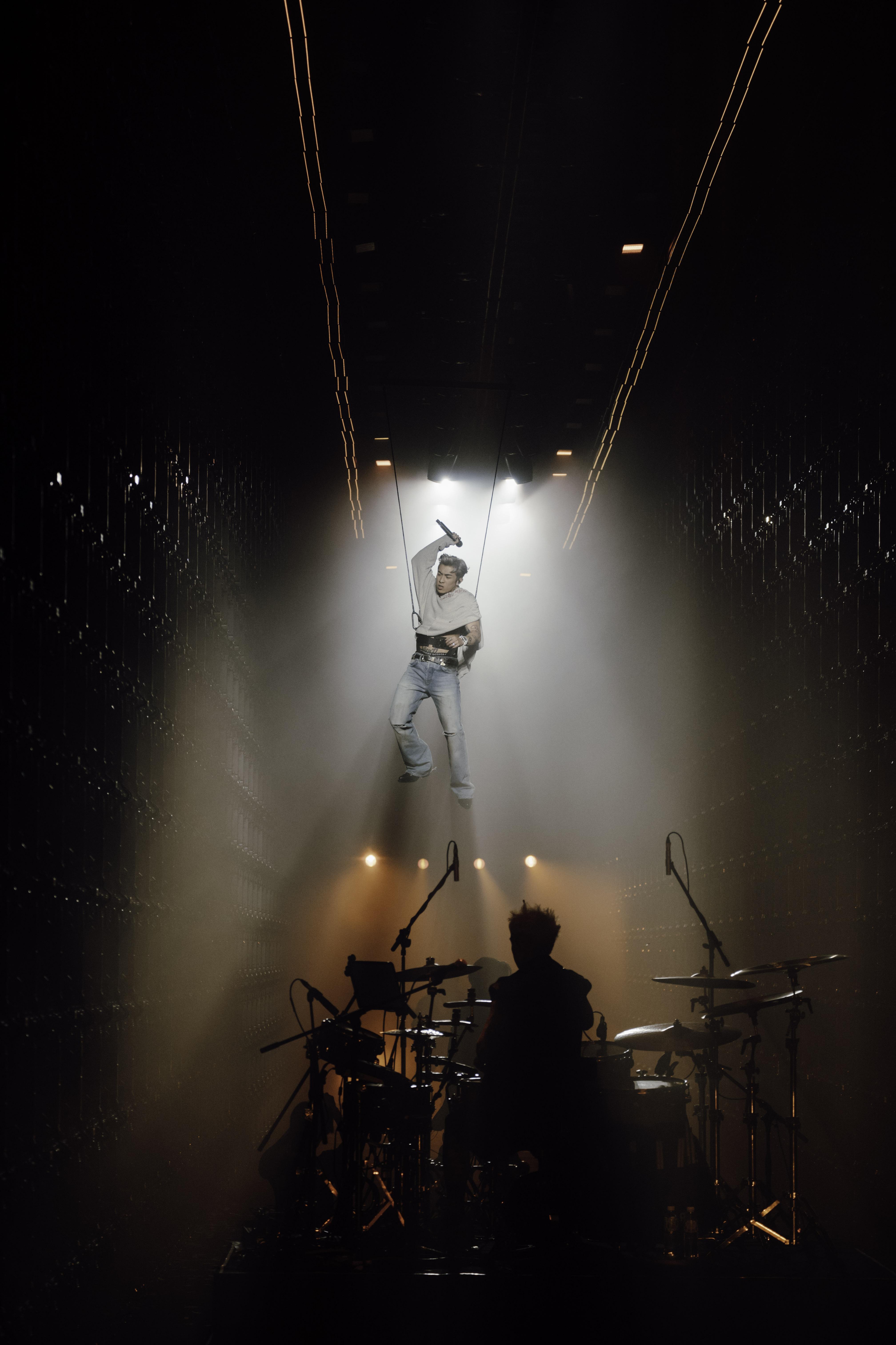 yson Yoshi吊上半空獻唱《 LosE tO yOu》。