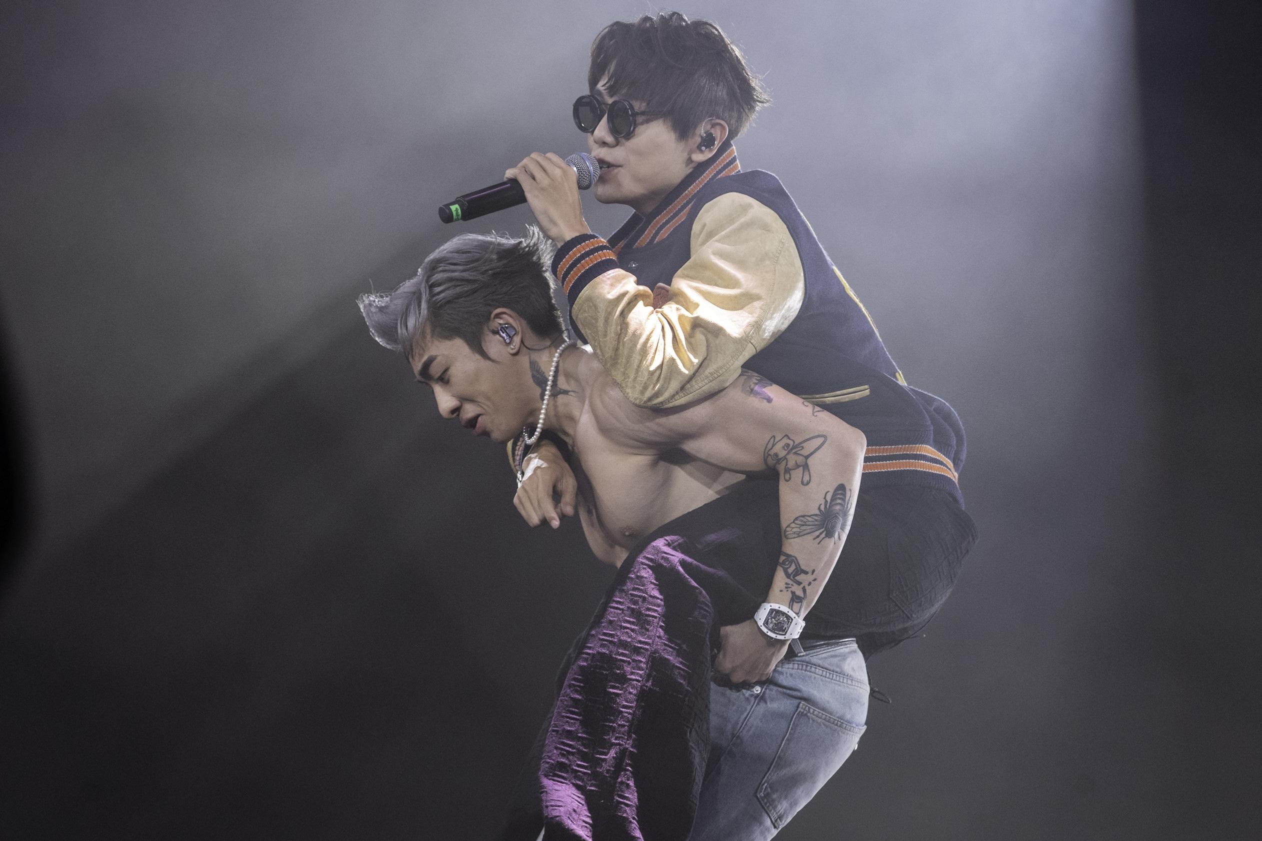 Tyson Yoshi在啟德舉行第二場演唱會,孭起林家謙跑勻全場。