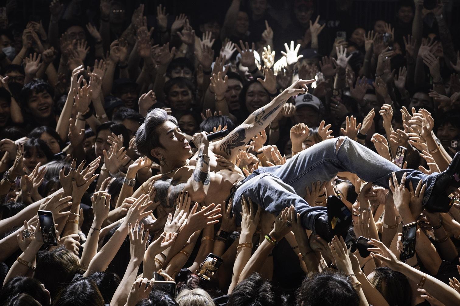 Tyson Yoshi在第二場演唱會再度坃插水。