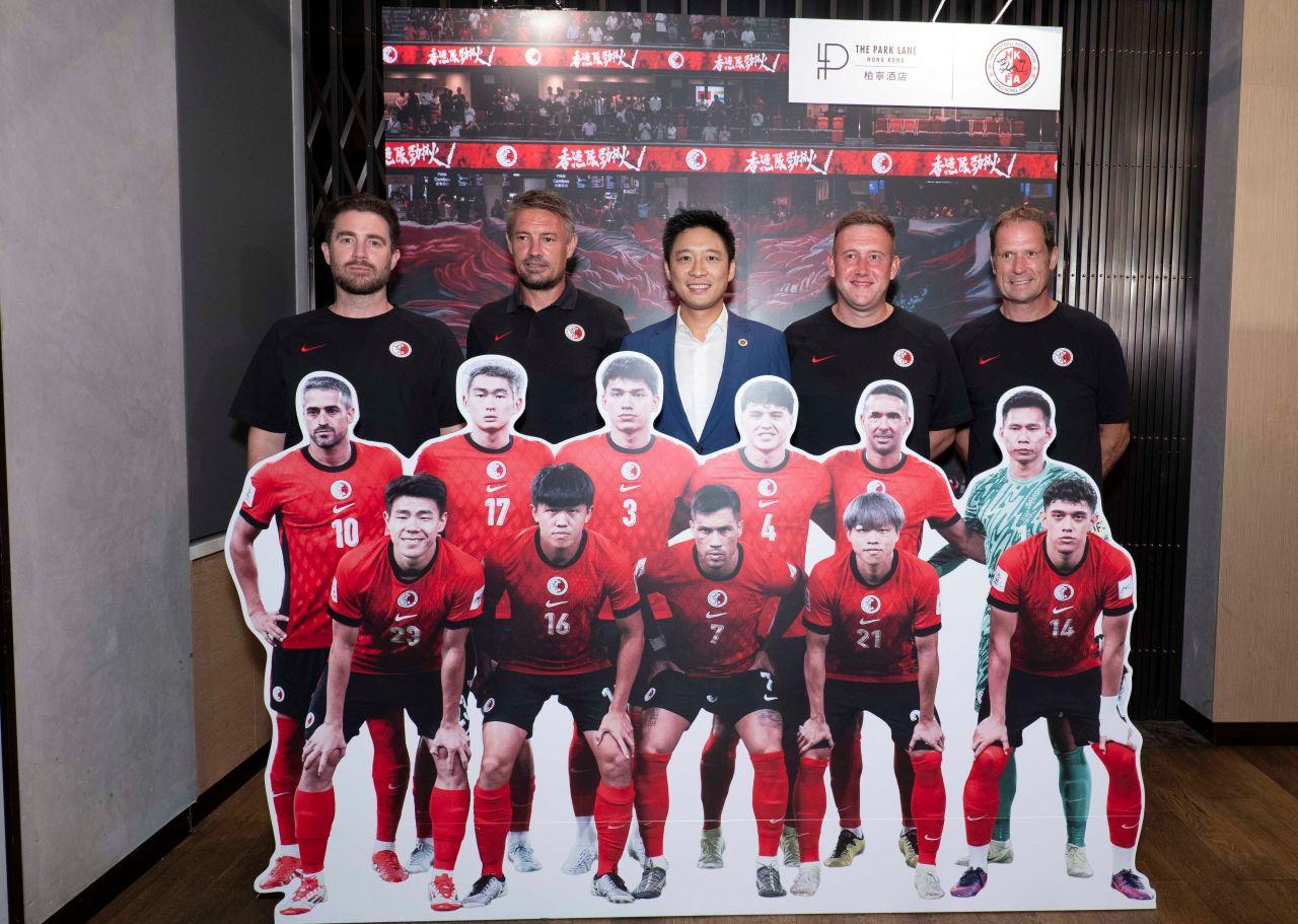 港隊一眾球員訓練後趕赴酒店出席展覽開幕禮。現場逾120人齊集支持,足總主席霍啟山、主教練韋斯活、葉鴻輝、陳肇鈞等悉數到場。